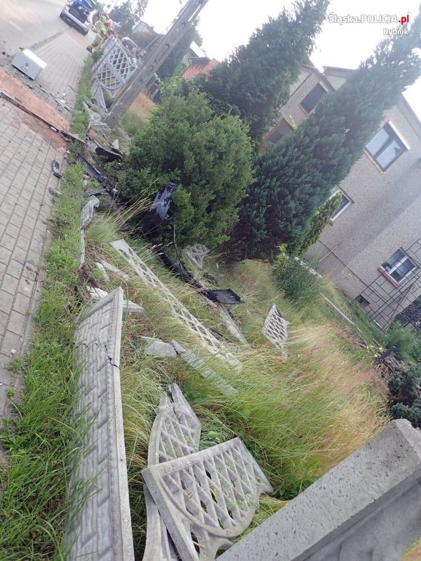 Pijany szofer staranował ogrodzenie posesji w Rybniku