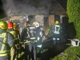 Pożar w gminie Choczewo. Spaliło się mieszkanie w domu wielorodzinnym w Lubiatowie. Służby wezwała sąsiadka, która zauważyła ogień | ZDJĘCIA
