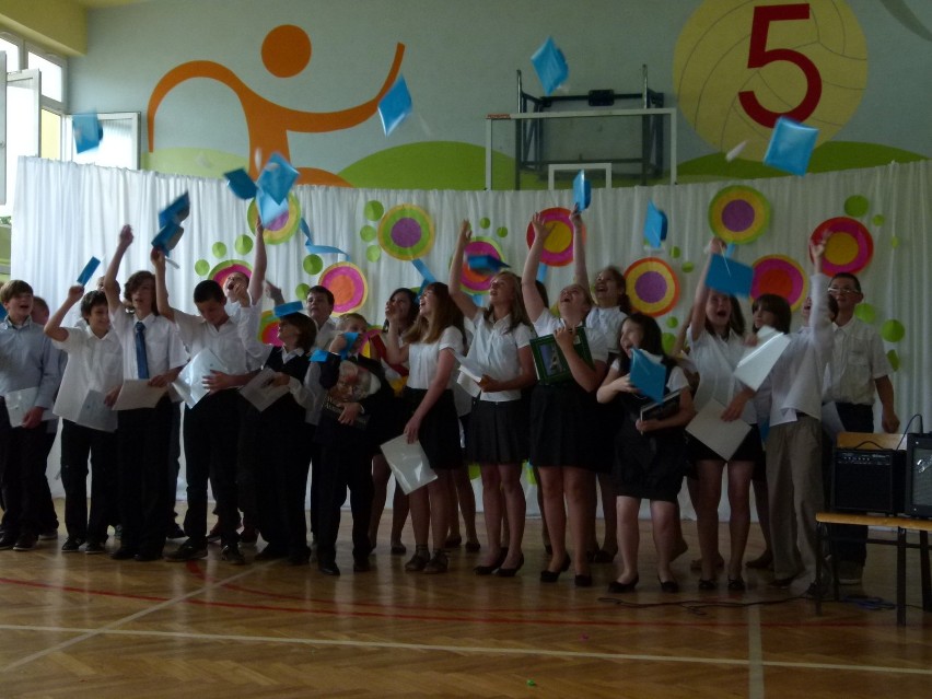 Uczniowie SP nr 5 w Wieluniu pożegnali szkołę