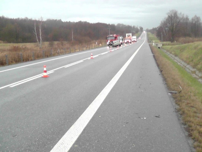 Wypadek w Łazach koło Bochni, po czołowym zderzeniu jedna osoba trafiła do szpitala [ZDJĘCIA]