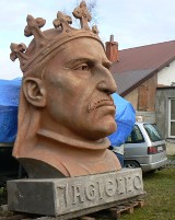 Gigantyczne rzeźby głów na rogatkach Krakowa?