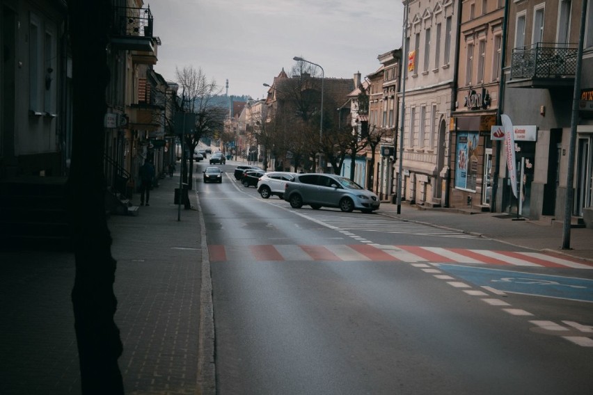 Ulice Obornik w drugim dniu wprowadzenia ograniczeń w przemieszczaniu