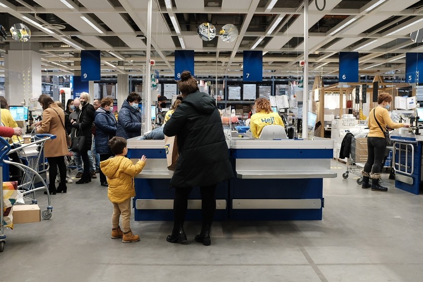 Krakowianie korzystają z niedzieli handlowej. IKEA pełna, kolejki przy kasach