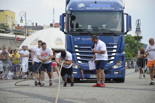 Od czwartku trwają Dni Gorzowa. To nie tylko koncerty. To także masa imprez towarzyszących. W niedzielne popołudnie można było m.in. podziwiać najsilniejszych ludzi w Polsce. W wielkim upale m.in. przeciągali ciężarówkę. Panowie strongmani szarpią, noszą i przeciągają nawet po kilkaset kilogramów. Pokazali, co potrafią, podczas zawodów w Gorzowie. Ich zmagania z żelastwem i samochodami obserwowało około 200 gorzowian. Także panowie z publiczności mieli możliwość pokazać swoje możliwości. Zachęcał do tego gość specjalny zawodów słynny Robert Burneika, znany jako Hardkorowy Koksu - wielki wielbiciel sportów siłowych, a ostatnio próbujących swoich sił w mieszanych sztukach walki.



