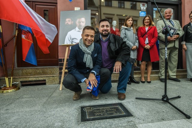 W październiku 2019 roku tabliczkę ze swymi podpisami na ulicy Długiej w Bydgoszczy uroczyście odsłonili m.in. bracia Marek i Tomasz Sekielscy