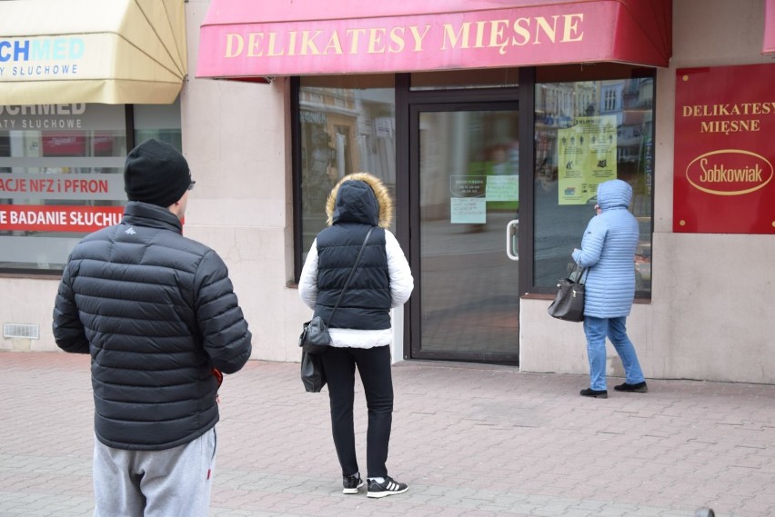 Zielona Góra w dobie koronawirusa. Ludzie chodzą w maseczkach, przed sklepami tworzą się kolejki. Tak zmieniło się miasto