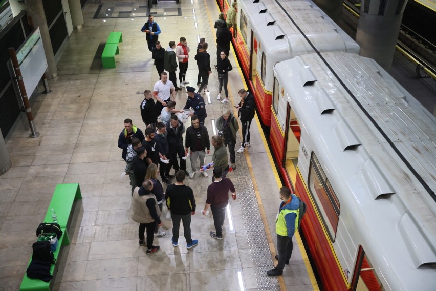 Antyterroryści ćwiczą w metrze. Ruch pociągów został wstrzymany