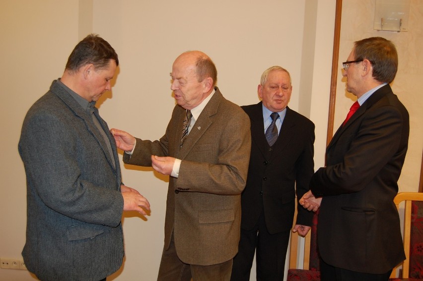 Andrzej Bartmański (z lewej) otrzymał Srebrną Odznakę za...