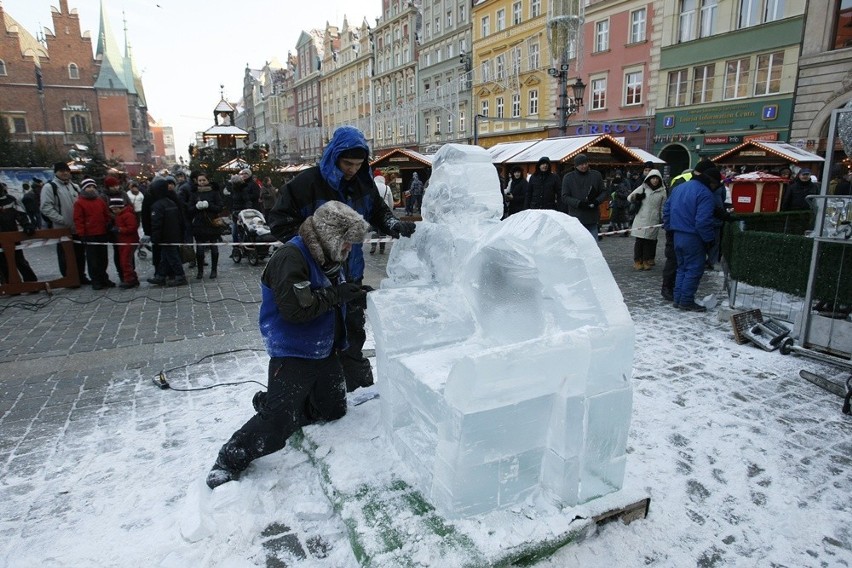 W Rynku wyrzeźbili z lodu fotel i mikołaja (ZDJĘCIA)