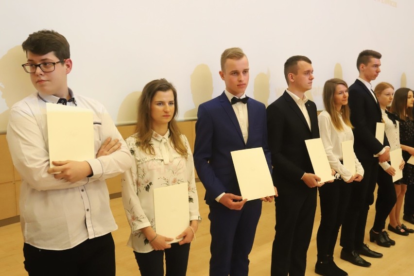 Najlepsi uczniowie z Łódzkiego otrzymali stypendia Prezesa Rady Ministrów i Ministra Edukacji Narodowejum [ZDJĘCIA] 