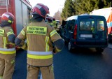 Wypadek w Przemyślu. Na ul. Sanockiej kierujący renault uderzył w tył fiata. Jedna osoba została ranna [ZDJĘCIA]