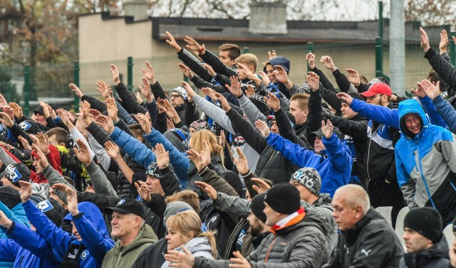 W 14. kolejce IV ligi Zawisza Bydgoszcz pokonał Noteciankę Pakość 5:2 (2:0). Gole dla zawiszan strzelili: Michał Żurowski 2, Mateusz Oczkowski, Patryk Kozłowski i Wojciech Ruczyński. Dla Notecianki bramki zdobyli: Arkadiusz Makowiecki i Przemysław Strzesak z karnego. To było drugie zwycięstwo niebiesko - czarnych z rzędu.

Na kolejnych stronach zdjęcia kibiców oraz fotki z meczu >