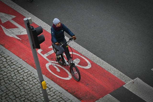 W Bydgoszczy są ponad 122 km dróg rowerowych. Nowe powstają, a w tym roku pasy dla rowerzystów wydzielono również w centrum, w ramach poszerzania płatnej strefy parkowania.