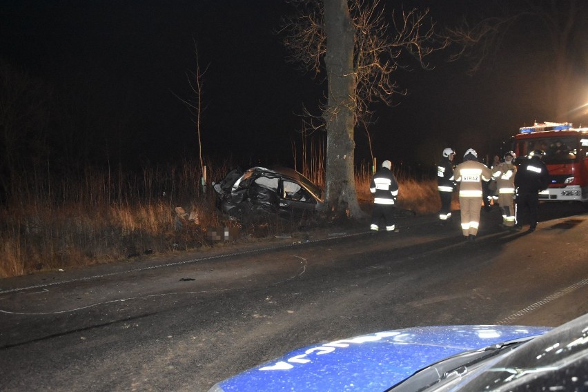 Wypadek w Julianowie. Pijany kierowca uderzył samochodem w drzewo, wydmuchał prawie 2 promile