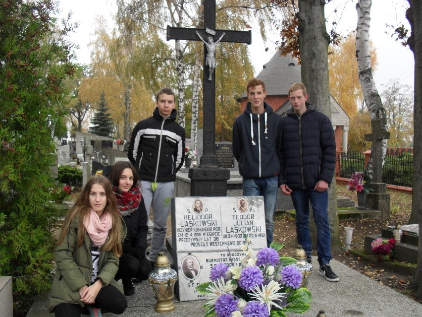 Młodzież z Nieszawy wzięła się za porządki na cmentarzu [zdjęcia]