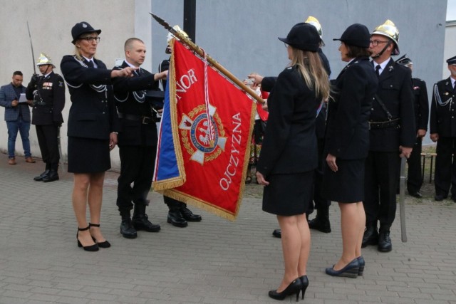 Ślubowanie na sztandar OSP Mierzynek złożyli nowi druhowie. - Obyście zawsze szczęśliwe wracali z akcji i nigdy nie wątpili w sens waszej pracy – życzył im starosta Marek Olszewski