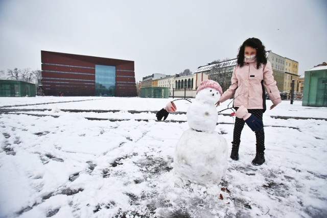 Dzisiaj na placu Wolności ośmioletnia Livia z Brazylii po raz pierwszy zobaczyła śnieg. Co za radość!