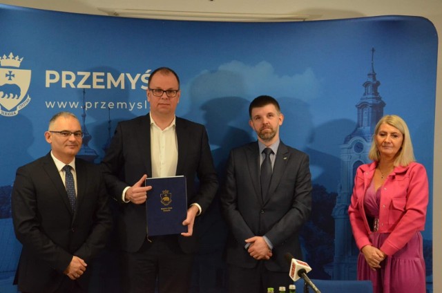 Do końca 2024 do Przemyśla ma trafić sześć elektrycznych autobusów marki Solaris. Nz. podpisanie umowy na dostawę.