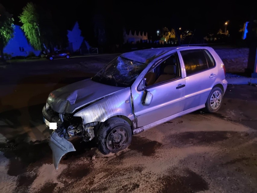 Nocne dachowanie w Kaliszu. Za kierownicą pijany 19-latek. ZDJĘCIA