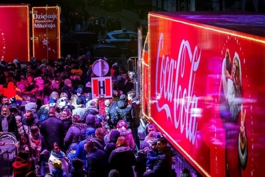 Kultowa czerwona ciężarówka Coca-Coli wyjeżdża w kolejną,...