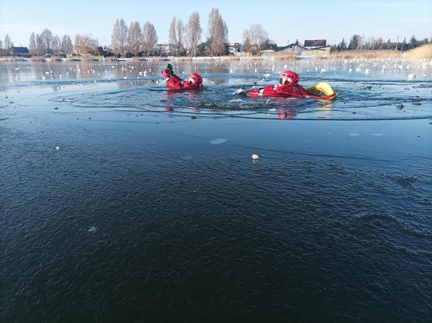 Strażacy w Zduńskiej Woli ćwiczyli ratownictwo lodowe na zbiorniku Kępina