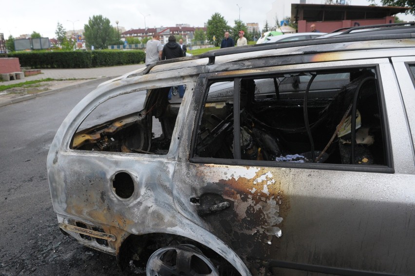 Ktoś podpalił samochód na ul. Szmaragdowej (WIDEO,FOTO)