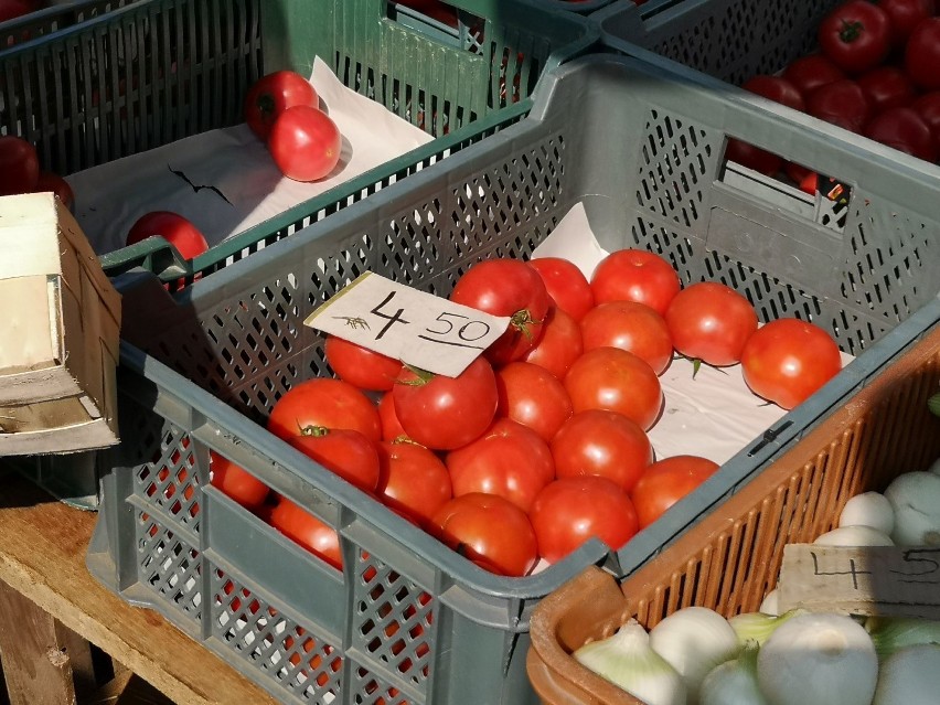 Ceny warzyw i owoców na rynku w Grudziądzu. Tłumy na targowisku [zdjęcia]