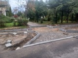 Wstrzymali budowę chodnika w Bobrowicach. Część posesji nie ma dojazdów. Jest to związane z aferą o aleję lipową