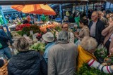 Przedświąteczny szał zakupowy na placach targowych w Krakowie. Stary i Nowy Kleparz aż pękają w szwach!