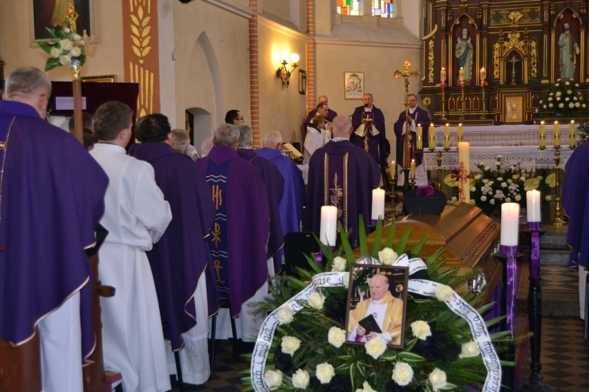 Tysiące osób pożegnały ks. Stanisława Lenza, proboszcza w Starej Kiszewie, dziekana zblewskiego.FOTO