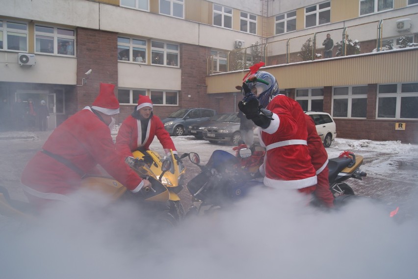 Mikołaje na motocyklach pojechali z prezentami do chorych...