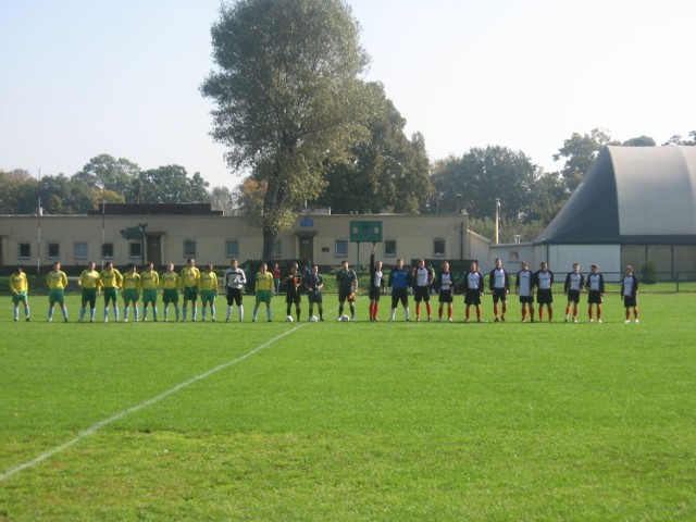 Po lewej drużyna WKS Muchob&oacute;r Wrocław, po prawej KS Błękitni Jerzmanowo.