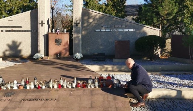 Dariusz Gwiazda, burmistrz Grójca oddał w poniedziałkowy poranek hołd lokalnym i narodowym bohaterom, spoczywającym na miejscowym cmentarzu.