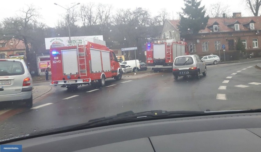 Wypadek we Włocławku. Zderzenie volkswagenów, 4 osoby poszkodowane [zdjęcia, wideo]