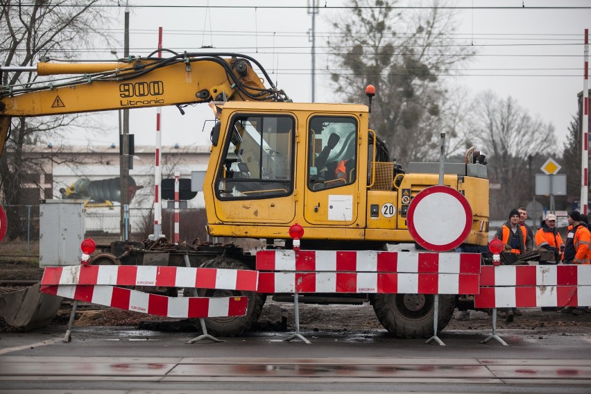 Budowa sieci wodociągowej – prace prowadzone na chodniku i w...