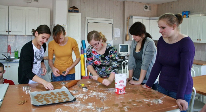 Sieraków - Gimnazjaliści piekli ciastka na święta