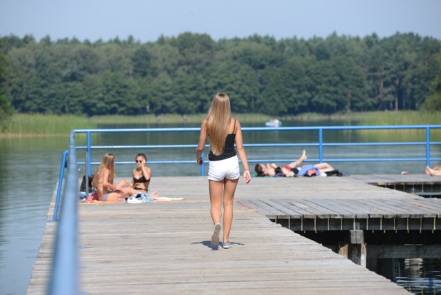 Plaża i Jezioro Glibiel
To jezioro, które jest stosunkowo blisko położone - ok. 30 km od Zielonej Góry. Można spędzić nad nim czas na małych plażach położonych wokół jeziora. Jest tam cicho i spokojnie. Wokół towarzyszy nam piękny krajobraz. Na terenie kąpieliska znajdują się: drewniany pomost, piaszczysta plaża, punkty gastronomiczne, ławostoły do spożywania posiłków, przebieralnia, toalety, parking, stojaki na rowery, boisko do gry w siatkówkę plażową, betonowy stół do tenisa stołowego, wydzielone miejsce do grillowania, pole namiotowe, wypożyczalnia sprzętu pływającego (rowery wodne, kajaki, paddleboard - pływające deski SUP), plac zabaw dla dzieci i dwa estetyczne kontenery z natryskami.

Jezioro Glibiel - lokalizacja
