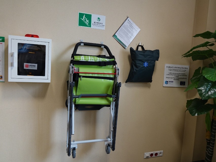 Starostwo Powiatowe w  Dębicy ma swoje nosze i krzesło na wypadek ewakuacji osoby niepełnosprawnej