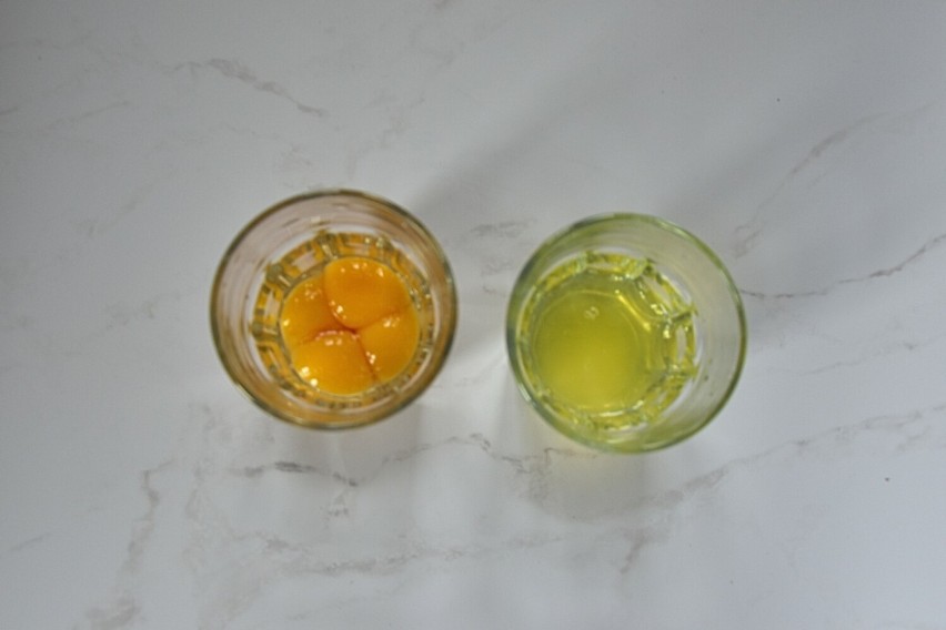 Żółtka jajek oddziel od białek.