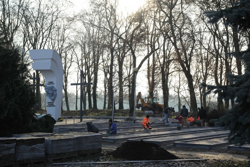 Końcówka prac przy przebudowie terenu po byłym cmentarzu ewangelickim 