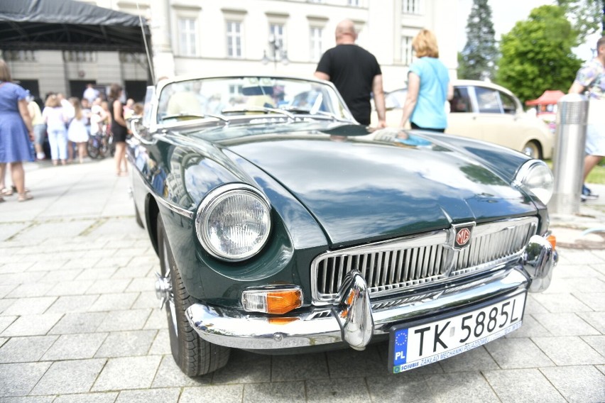 RK Classics w Radomiu. Zabytkowe samochody i super auta amerykańskie. Dzieje się! Zobacz zdjęcia 