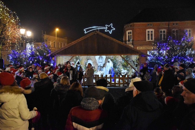 6 grudnia po południu na Rynku w Gniewkowie, podczas mikołajkowej imprezy, otwarta została bożonarodzeniowa szopka