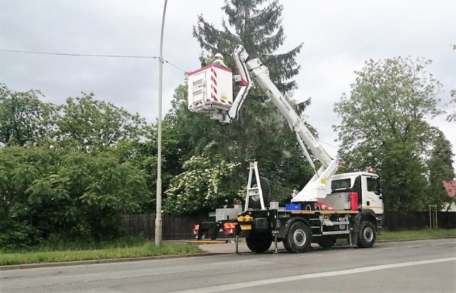 Wraz z podpisaniem umów pomiędzy Tauronem a gminami wznowiono naprawy usterek oświetlenia ulicznego