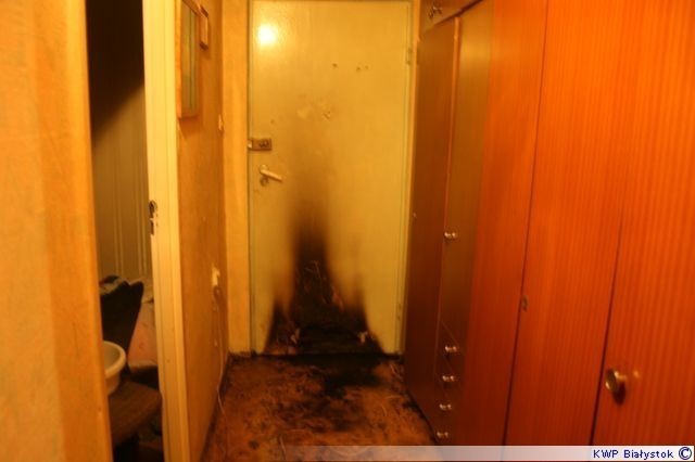 Podpalił drzwi swojego mieszkania bo bał się mafii [zdjęcia]