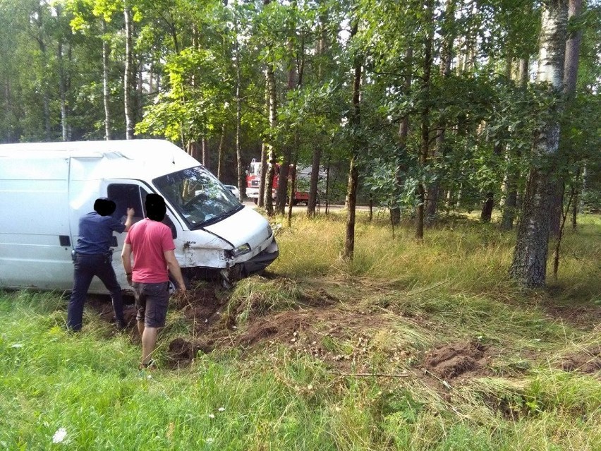 Wypadek na trasie Czarna Dąbrówka - Rokity. Dwie osoby trafiły do szpitala [ZDJĘCIA] 
