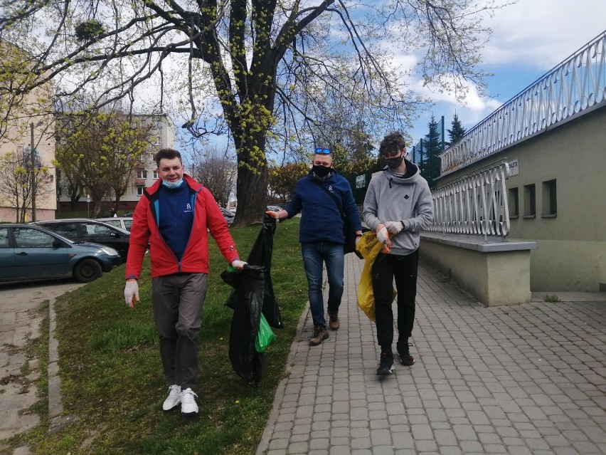 Udana akcja sprzątania Sandomierza. Zapełniono ponad 600 worków! Sprzątających raziły leżące niemal wszędzie śmieci [ZDJĘCIA]