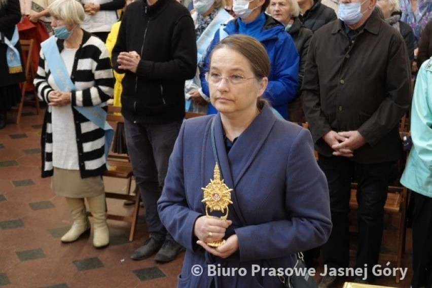 Zobacz kolejne zdjęcia. Przesuwaj zdjęcia w prawo - naciśnij...