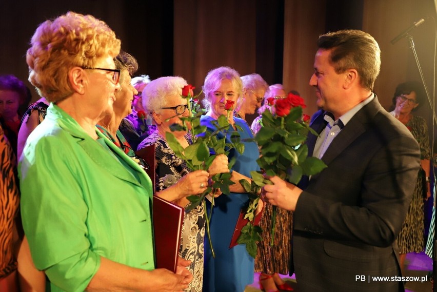 Po występach artyści dostali róże od burmistrza Staszowa dr...