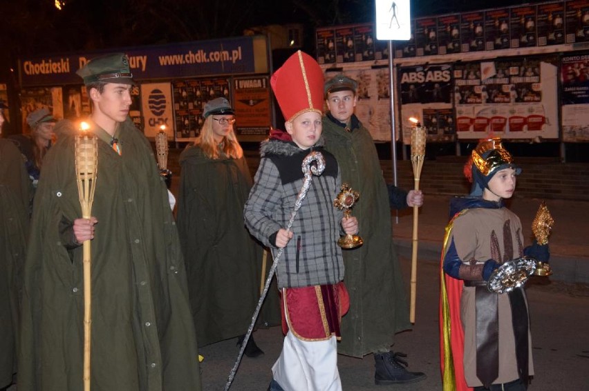 Noc Świętych w Chodzieży: Przez miasto przeszła procesja wiernych [FOTO]