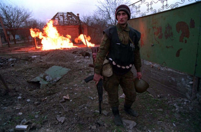Pierwsza wojna czeczeńska (http://commons.wikimedia.org/wiki/File:Evstafiev-checnnya-soldier-fire.jpg)